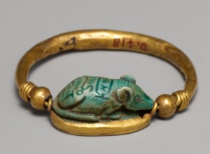 mázas szteatit egér aranygyűrűbe foglalva, New York, Metropolitan Museum (forrás)